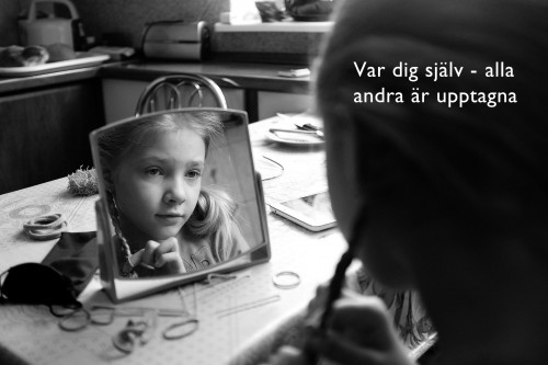 Ansiktee som ser sig i en spegel
